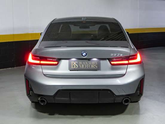 BMW-330e-2023