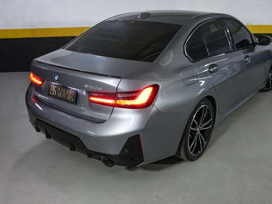 BMW-330e-2023