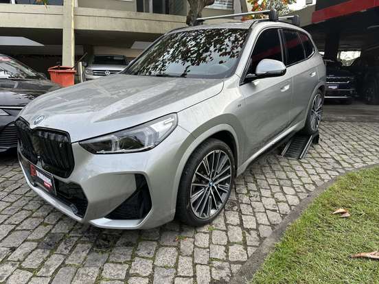 BMW-iX1-2024