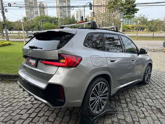 BMW-iX1-2024