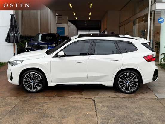 BMW-iX1-2025