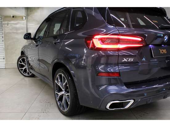 BMW-X5-2021