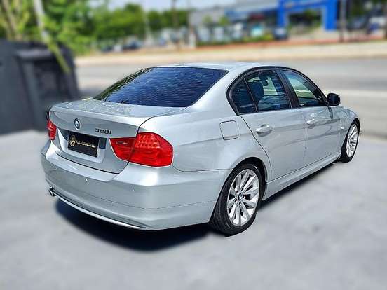 BMW-320i-2010