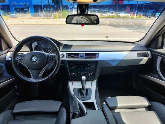 BMW-320i-2010