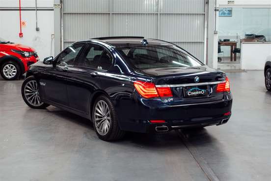 BMW-750i-4.4 LUXURY SEDAN V8 32V GASOLINA 4P AUTOMÁTICO BMW-750i-2011