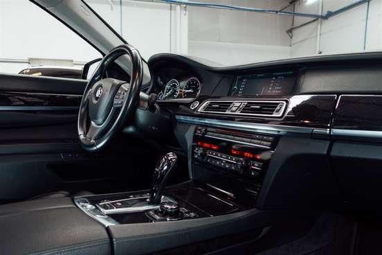 BMW-750i-4.4 LUXURY SEDAN V8 32V GASOLINA 4P AUTOMÁTICO BMW-750i-2011