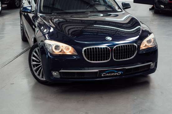 BMW-750i-4.4 LUXURY SEDAN V8 32V GASOLINA 4P AUTOMÁTICO BMW-750i-2011