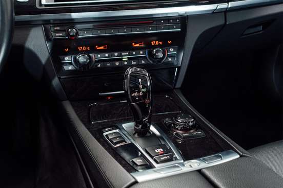BMW-750i-4.4 LUXURY SEDAN V8 32V GASOLINA 4P AUTOMÁTICO BMW-750i-2011