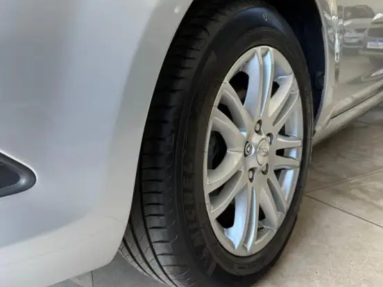 FORD-FOCUS-2.0 GHIA 16V FLEX 4P AUTOMÁTICO FORD-FOCUS-2010