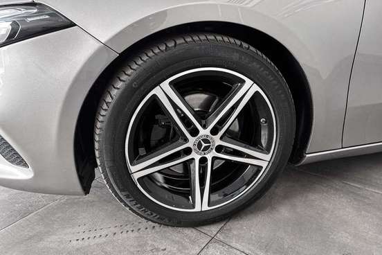 MERCEDES-BENZ-A 200-2019