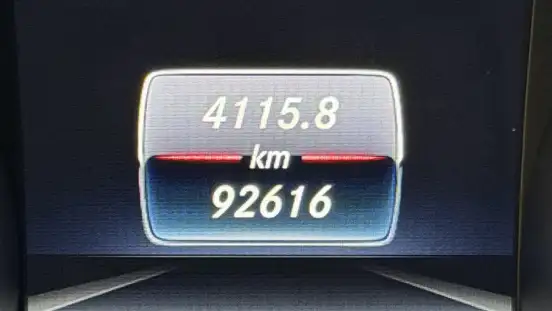 MERCEDES-BENZ-GLA 200-2016