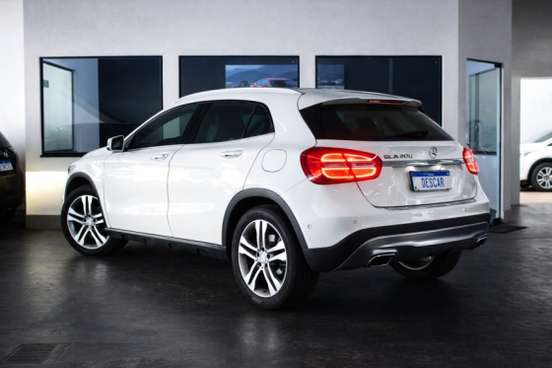 MERCEDES-BENZ-GLA 200-2016