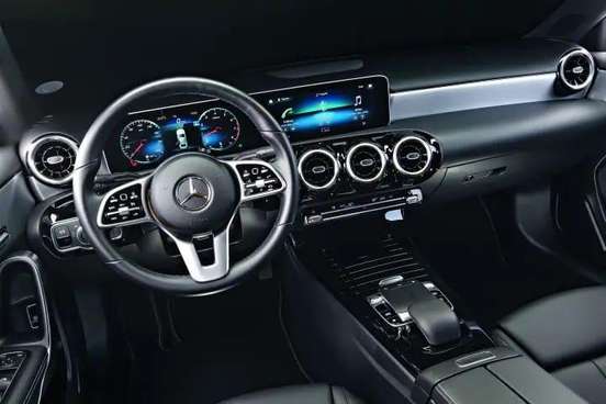 MERCEDES-BENZ-A 200-2019