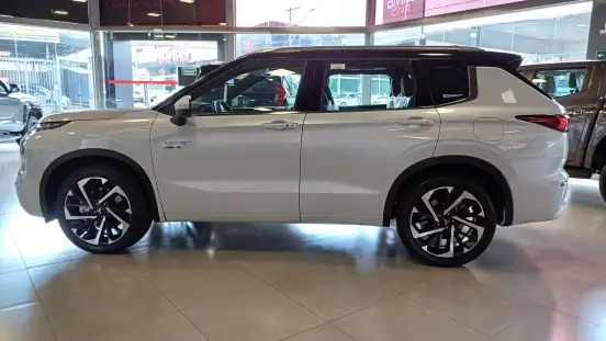 MITSUBISHI-OUTLANDER-2025