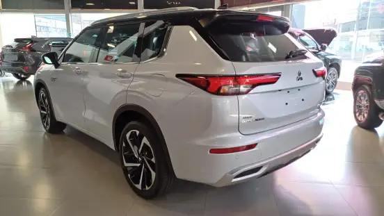 MITSUBISHI-OUTLANDER-2025