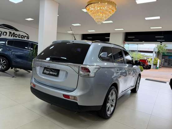 MITSUBISHI-OUTLANDER-2013