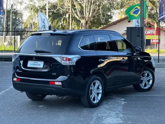 MITSUBISHI-OUTLANDER-3.0 GT 4X4 V6 24V GASOLINA 4P AUTOMÁTICO MITSUBISHI-OUTLANDER-2013