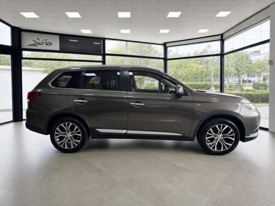 MITSUBISHI-OUTLANDER-3.0 GT 4X4 V6 24V GASOLINA 4P AUTOMÁTICO MITSUBISHI-OUTLANDER-2017