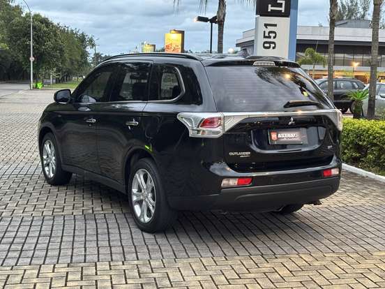 MITSUBISHI-OUTLANDER-3.0 GT 4X4 V6 24V GASOLINA 4P AUTOMÁTICO MITSUBISHI-OUTLANDER-2014