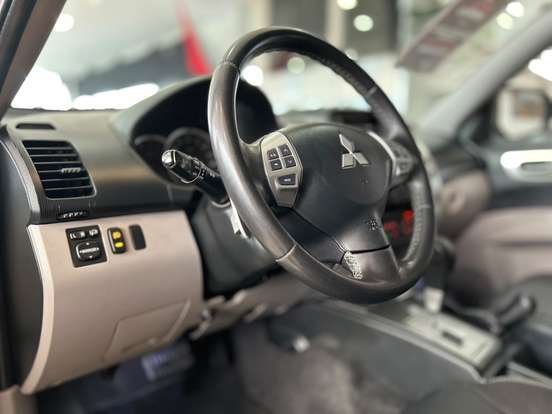 MITSUBISHI-PAJERO-2017
