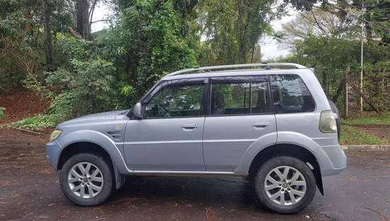 MITSUBISHI-PAJERO TR4-2011