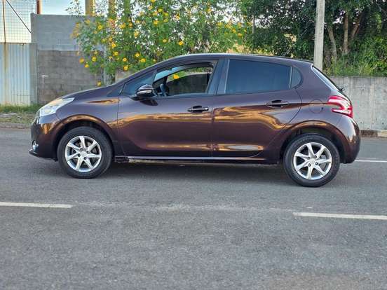 PEUGEOT-208-2015