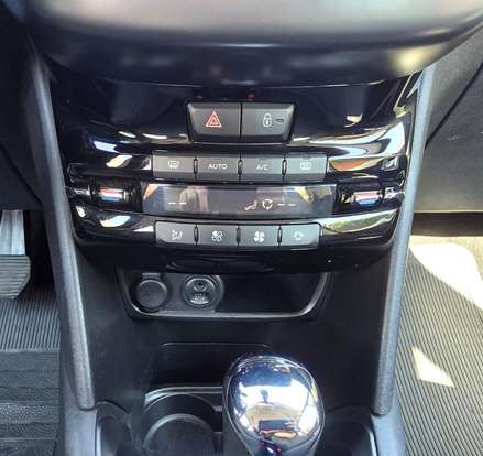 PEUGEOT-208-2013
