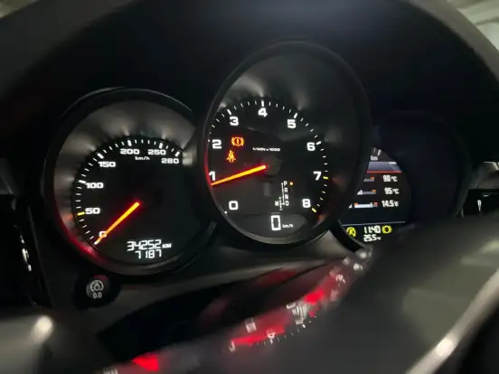 PORSCHE-MACAN-2021