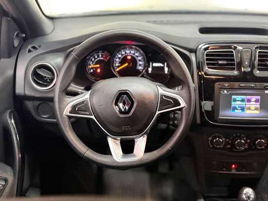 RENAULT-LOGAN-2022