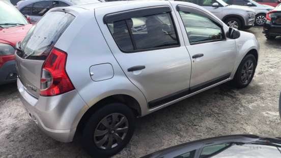 RENAULT-SANDERO-2011