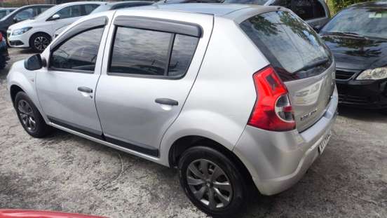 RENAULT-SANDERO-2011