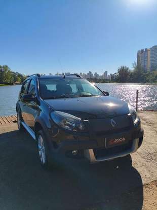 RENAULT-SANDERO-2013