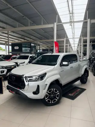 TOYOTA HILUX 2.8 D-4D TURBO DIESEL CD SRX PLUS 4X4 AUTOMÁTICO