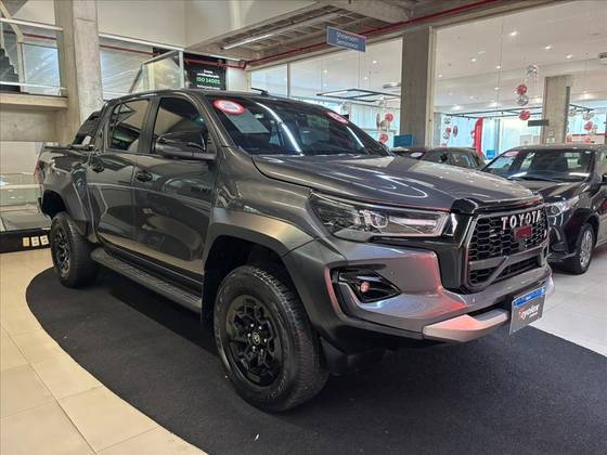 TOYOTA HILUX 2.8 D-4D TURBO DIESEL CD GR-S 4X4 AUTOMÁTICO