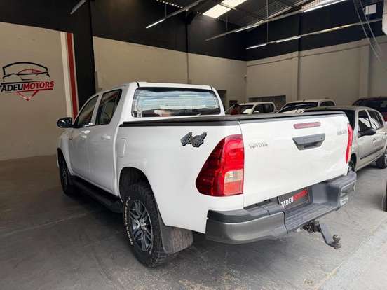 TOYOTA-HILUX-2021
