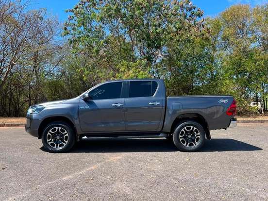 TOYOTA-HILUX-2.8 D-4D TURBO DIESEL CD SRX 4X4 AUTOMÁTICO TOYOTA-HILUX-2022