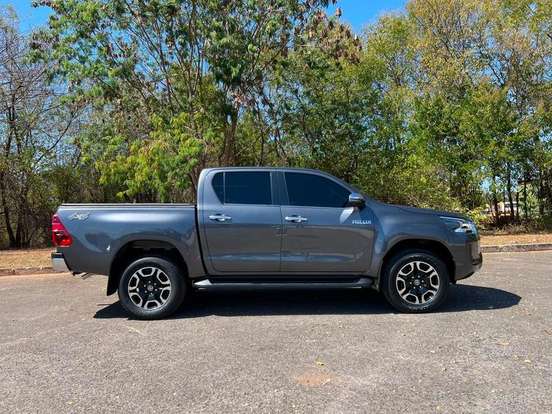 TOYOTA-HILUX-2.8 D-4D TURBO DIESEL CD SRX 4X4 AUTOMÁTICO TOYOTA-HILUX-2022