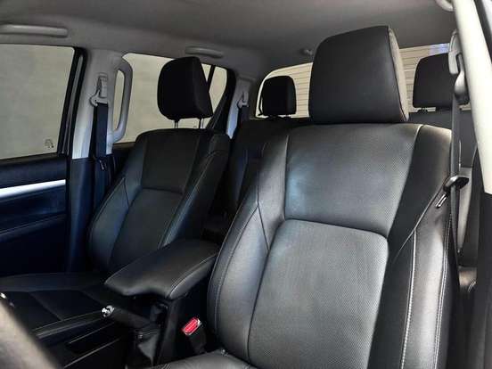 TOYOTA-HILUX-2.8 D-4D TURBO DIESEL CD SRX 4X4 AUTOMÁTICO TOYOTA-HILUX-2025