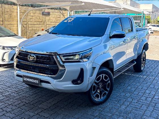 TOYOTA HILUX 2.8 D-4D TURBO DIESEL CD SRX PLUS 4X4 AUTOMÁTICO