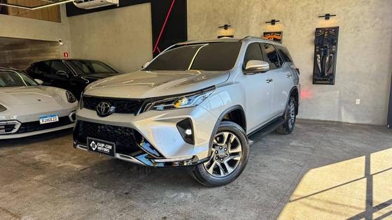 TOYOTA HILUX 2.8 D-4D TURBO DIESEL CD SRX PLUS 4X4 AUTOMÁTICO
