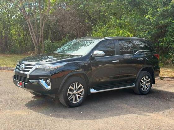 TOYOTA HILUX 2.8 SRX 4X4 CD 16V DIESEL 4P AUTOMÁTICO
