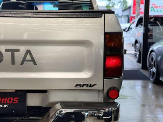 TOYOTA-HILUX-2004