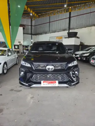 TOYOTA HILUX SW4 2.8 D-4D TURBO DIESEL DIAMOND 7L 4X4 AUTOMÁTICO