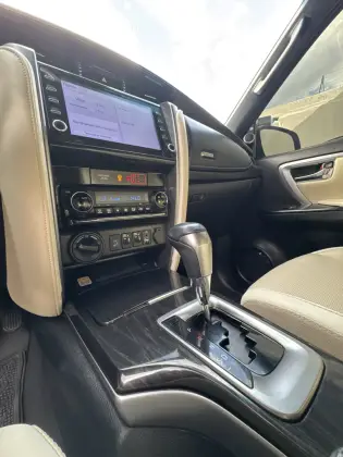 TOYOTA HILUX SW4 2.8 D-4D TURBO DIESEL DIAMOND 7L 4X4 AUTOMÁTICO