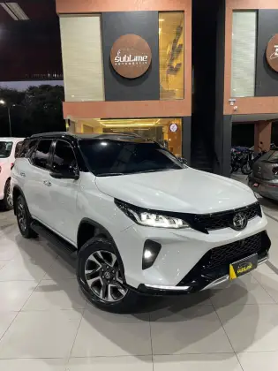 TOYOTA HILUX SW4 2.8 D-4D TURBO DIESEL DIAMOND 7L 4X4 AUTOMÁTICO