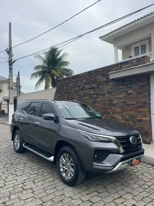 TOYOTA HILUX SW4 2.8 D-4D TURBO DIESEL SRX 7L 4X4 AUTOMÁTICO