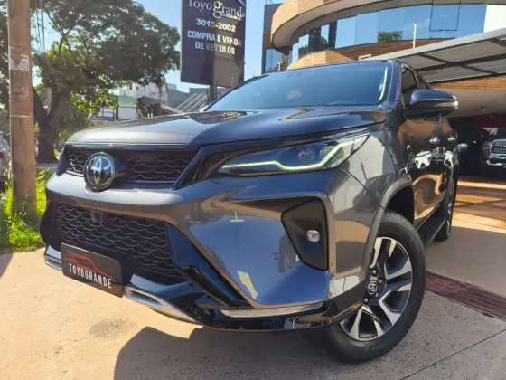 TOYOTA HILUX SW4 2.8 D-4D TURBO DIESEL SRX PLATINUM 7L 4X4 AUTOMÁTICO