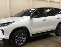 TOYOTA HILUX SW4 2.8 D-4D TURBO DIESEL SRX PLATINUM 7L 4X4 AUTOMÁTICO TOYOTA HILUX SW4 2.8 D-4D TURBO DIESEL SRX PLATINUM 7L 4X4 AUTOMÁTICO
