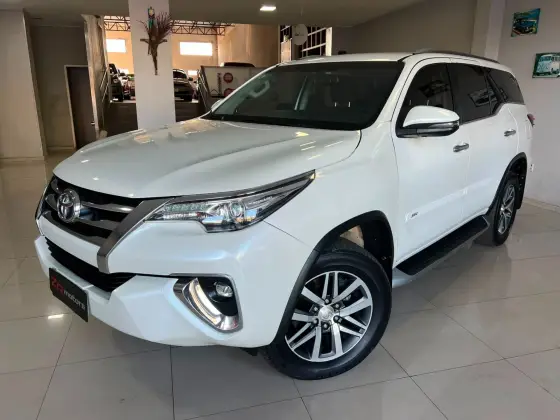 TOYOTA HILUX SW4 2.8 SRX 4X4 7 LUGARES 16V TURBO INTERCOOLER DIESEL 4P AUTOMÁTICO