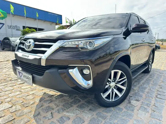 TOYOTA HILUX SW4 2.8 SRX 4X4 7 LUGARES 16V TURBO INTERCOOLER DIESEL 4P AUTOMÁTICO